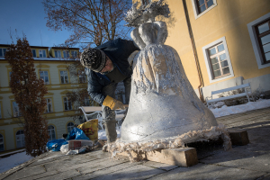 Martin Zet, Zvon, ,olovo, 2022, instalace před Galerií Františka Drtikola Příbram, foto Martin Andrle