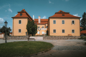 Představení Caveman ve Starém zámku Hořovice