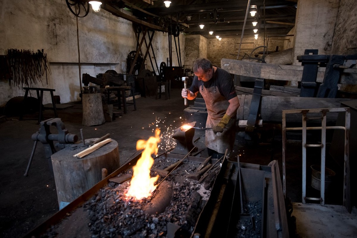 Kovář při práci ve vodním hamru Dobřív