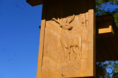 Dřevěný jelen nově zdobí brdský vrchol Praha. Označník citlivě rozvíjí turistickou infrastrukturu v Brdech