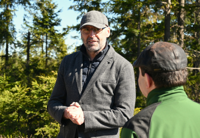 Dřevěný jelen nově zdobí brdský vrchol Praha. Označník citlivě rozvíjí turistickou infrastrukturu v Brdech