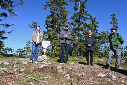 Dřevěný jelen nově zdobí brdský vrchol Praha. Označník citlivě rozvíjí turistickou infrastrukturu v Brdech