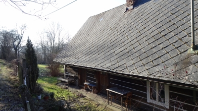 Vesnická památková zóna, Kleštěnice - původní roubená chalupa pod polní cestou ve střední části zóny s rozsáhlou zahradou. (Foto Mgr. Jaroslav Hodrment ©)