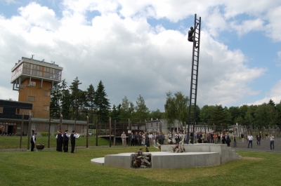 Vyhlídková věž tábora nucených prací Vojna, Lešetice - V areálu Památníku Vojna byla nově vybudována vyhlídková věž, na snímku vlevo. (Foto Mgr. Jaroslav Hodrment ©)