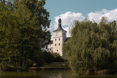 Březnický zámek s rybníkem v parku