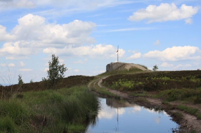 Houpák, Brdy - jednoduchý betonový vojenský srub na vrcholu Houpáku (794 m) je součástí bývalé cílové plochy Jordán. (Foto Mgr. Jaroslav Hodrment ©)