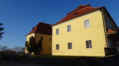 Galerie Starý zámek, Hořovice - pořádají se zde výstavy, přednášky, kulturní a společenské akce. V areálu zámku je také Informační centrum a knihovna.  (Foto Mgr. Jaroslav Hodrment ©)