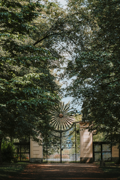 Sluneční brána v parku Nového zámku Hořovice