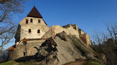 Hrad Točník - západní brána, odtud je vynikající pohled na Křivoklátskou vrchovinu, střední Brdy a Hřebeny. (Foto Mgr. Jaroslav Hodrment ©)