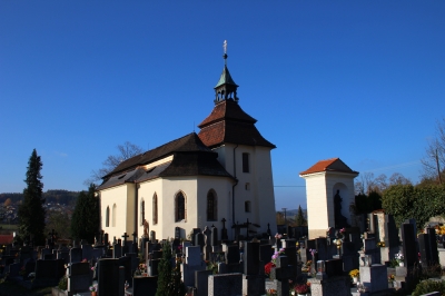Kostel Narození Panny Marie, Mrtník - velmi pěkný kostel s mansardovou šindelovou střechou,  z roku 1352, na západním okraji Brd. (Foto Mgr. Jaroslav Hodrment ©)