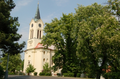 Kostel sv. Václava, Mníšek pod Brdy - barokní kostel z roku 1756 s 50 metrů vysokou pseudorománskou věží z roku 1867. (Foto Mgr. Jaroslav Hodrment ©)