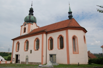 Kostel sv. Mikuláše, Nový Knín - Jednolodní kostel s raně středověkým jádrem a s dochovanými románskými detaily oken a portálu. Později prošel gotickou, renesanční i raně barokní přestavbou. Dnešní podoba pochází z let 1773 - 74.  (Foto Mgr. Jaroslav