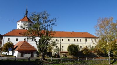 Městské muzeum a Galerie Ludvíka Kuby, Březnice - v budově bývalé jezuitské koleje v centru města. Zaměřeno na místní památky, osobnosti, zvyky a obyčeje, zdejší jezuitské a židovské památky a městskou památkovou zónu. Zahrnuje také galerii s díly ma