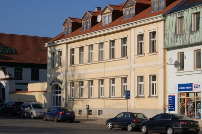 Městské muzeum Dobříš - připomíná tradice světoznámé výroby rukavic.  (Foto Mgr. Jaroslav Hodrment ©)