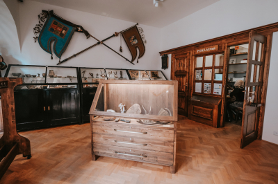 Muzeum Hořovicka, Hořovice - v objektu hořovického Starého zámku. Uvádí historii regionu a jeho zajímavosti, osobnosti, kulturu, zvyky a obyčeje.