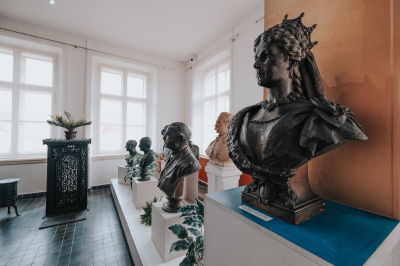 Muzeum umělecké litiny, Komárov - původně muzeum podniku Buzuluk Komárov, dědice tradic těžby a zpracování železa na Podbrdsku. 