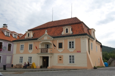 Muzeum zlata, Nový Knín - pobočka příbramského Hornického muzea se zaměřuje na zdejší tradici dobývání a zpracování zlata, ale i na místní zajímavosti a pozoruhodnosti. Bývalá mincovna. (Foto Mgr. Jaroslav Hodrment ©)