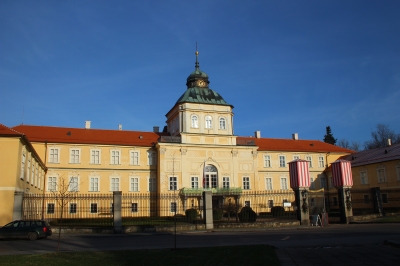 Nový zámek Hořovice - pohled na vstupní jihozápadní průčelí zámku. (Foto Mgr. Jaroslav Hodrment ©)