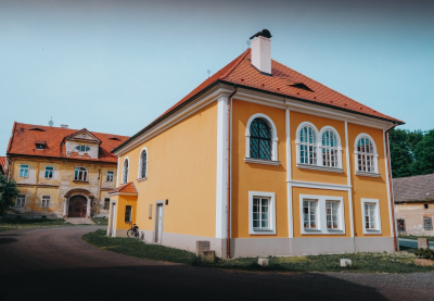 Okolím Březnice na Hrochův hrádek a do Drahenic