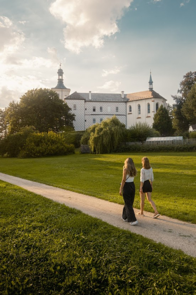 Okolím Březnice na Hrochův hrádek a do Drahenic