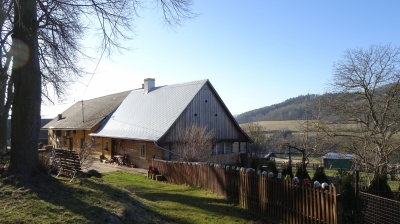 Vesnická památková zóna, Kleštěnice - kombinace roubené a zděné venkovské architektury, s pohledem na protilehlý svah výrazného vrcholu Jivina (620 m). (Foto Mgr. Jaroslav Hodrment ©)