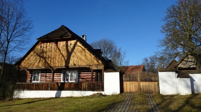 Vesnická památková zóna, Olešná - pěkně udržovaná roubená usedlost s hospodářským zázemím, na krajní parcele. (Foto Mgr. Jaroslav Hodrment ©)
