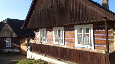 Vesnická památková zóna, Olešná - pěkně udržovaná roubená usedlost ve střední části zóny. (Foto Mgr. Jaroslav Hodrment ©)