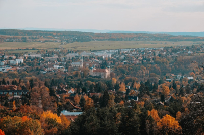 Z Dobříše do Mníšku - tam po úpatí, zpět po hřebenu
