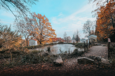 Z Dobříše do Mníšku - tam po úpatí, zpět po hřebenu