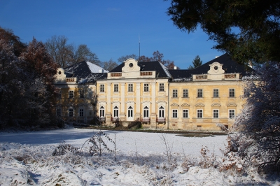 Zámek Hluboš - zimní pohled na jižní průčelí zámku. (Foto Mgr. Jaroslav Hodrment ©)