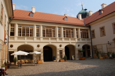 Zámek Mníšek pod Brdy - nádvoří zámku. (Foto Mgr. Jaroslav Hodrment ©)