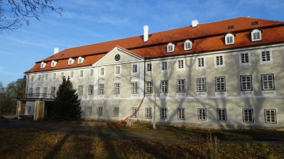Zámek Osov - pohled na západní průčelí zámku. (Foto Mgr. Jaroslav Hodrment ©)