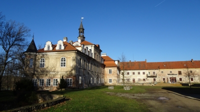 Zámek Svinaře - pohled od jihu na hlavní budovu (vlevo) a do nádvoří zámku. (Foto Mgr. Jaroslav Hodrment ©)